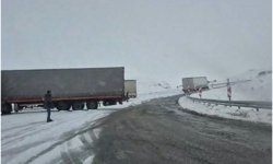 Erzurum-Çat kara yolunda tırlar mahsur kaldı