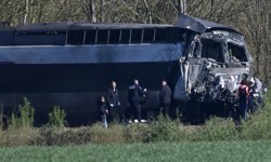 Fransa'da yüksek hızlı tren ile kamyon çarpıştı: Bir ölü, 13 yaralı