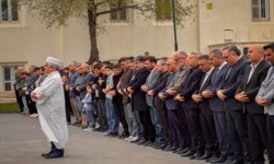 Gaziantep'te okul saldırısında hayatını kaybedenler için gıyabi cenaze namazı kılındı