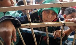 Gazze'de insani kriz: İnsanlar ailelerine bir parça ekmek bulabilmek için çaresizce mücadele ediyor