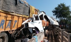 Hindistan'da zincirleme kaza: 13 ölü, 30 yaralı