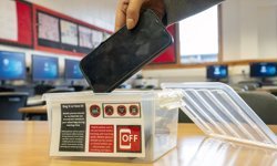 İngiltere'de okullarda telefon kullanımı yasaklanıyor