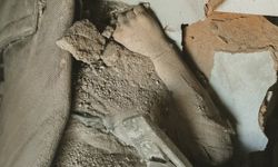 İran’da hava saldırısı: Enkaz altında kalan çocuğun görüntüsü yürek burktu