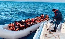 İzmir açıklarında 24 düzensiz göçmen yakalandı