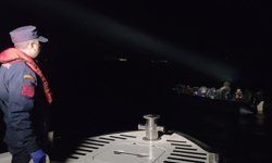 İzmir açıklarında 33 düzensiz göçmen yakalandı