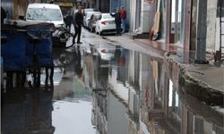 İzmir'de esnaf yağmur çilesine tepki gösteriyor