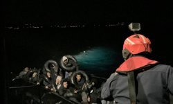 İzmir'de lastik bottaki 31 düzensiz göçmen yakalandı