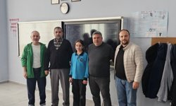 İzmir'de Siyer Yarışmasında dereceye giren öğrencilere okullarında ödül