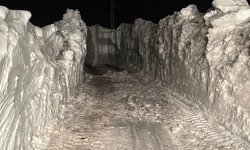 Kar yağışının olduğu Ağrı'da köy yollarının trafiğe açılması için çalışmalar devam ediyor