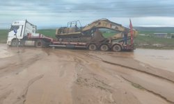 Kurtalan yolunda tehlikeli birikinti: Araçlar mahsur kaldı