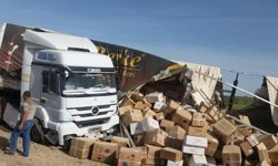 Lastiği patlayan tır kontrolden çıkarak devrildi