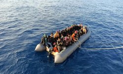 Libya açıklarında 404 düzensiz göçmen kurtarıldı