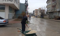 Mahalle muhtarından çukurlaşan yollara dikkat çeken çözüm