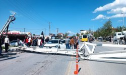 Malatya'da beton pompası yola devrildi