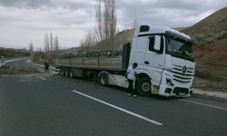 Malatya'da kontrolden çıkan tır karşı şeride geçti