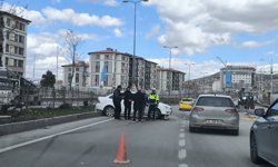 Malatya'da refüje çarpan otomobil trafiği aksattı