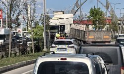 Malatya'da tır refüje çarparak karşı şeride geçti