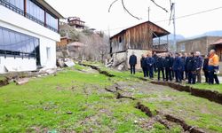 Mersin Valisi Atilla Toros heyelan bölgesinde incelemelerde bulundu