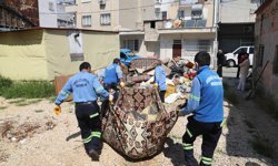 Mersin'de hayatını kaybeden kişilere ait evden bir kamyon çöp çıkarıldı