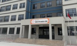 Mersin'de lise öğrencisi okulda silahla yakalandı