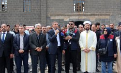 Okul saldırılarında vefat eden öğretmen ve öğrenciler için gıyabi cenaze namazı kılındı