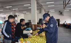 Pazarda çürük meyveyi etiketle kapatıp satan esnafa ceza