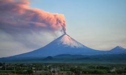 Rusya'daki Şiveluç Yanardağı 11 kilometre yükseğe kül püskürttü