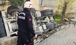 Şanlıurfa'da beton mikseri devrildi: Sürücü yaralandı