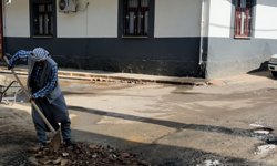 Şanlıurfa'da vatandaşlar bozuk yolu kendi imkanlarıyla onardı