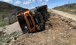 Siirt'te karayollarına ait kamyonet devrildi: Bir yaralı