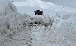 Şırnak'ta kar nedeniyle kapanan köy yolları açılıyor