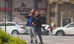 Sokak ortasında pompalı tüfekle gezen şahsa müdahale anı kameralara yansıdı