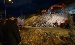 Üniversitesi yolundaki heyelan alanı incelendi