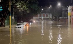 Wellington'da sel alarmı: Uçuşlar iptal oldu, araçlar sürüklendi, evler zarar gördü