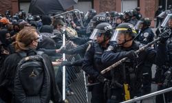 ABD'de ICE protestosu: Göçmen merkezinin önünde polis ile göstericiler arasında arbede