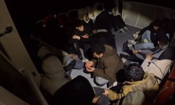 Arızalanan lastik bottaki 20 düzensiz göçmen kurtarıldı