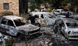 Batı Şeria'da Yahudi çetelerin zulmü: Filistinlilere saldırıp araçlarını ateşe verdiler