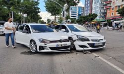 Batman'da iki araç kavşakta çarpıştı