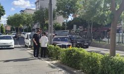 Batman'da kontrolden çıkan otomobil aydınlatma direğine çarptı