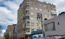 Binanın sallandığı iddiası apartman sakinlerini sokağa döktü
