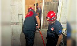 Buca'da apartman boşluğuna düşen kişi kurtarıldı