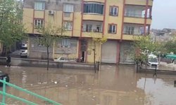 Camiyi su bastı: Cemaat mahsur kaldı