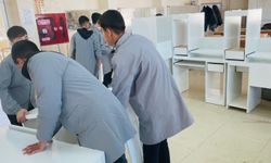Cizre'de öğrenciler, ürettikleri çalışma masalarını akranlarına hediye etti