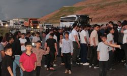 Cizre'de peş peşe kazaların ardından mahalle sakinleri kara yolunu ulaşıma kapattı