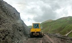 Diyadin'de meydana gelen heyelan ekipler tarafından temizlendi