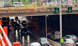Diyarbakır'da ani yağış sonrası yollar göle döndü