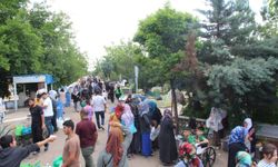 Diyarbakır'da bayram öncesinde mezarlıklarda ziyaretçi yoğunluğu