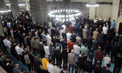Diyarbakırlılar bayram namazında tarihi Ulu Camii'ni hınca hınç doldurdu
