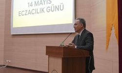 Eczacılık Fakültesinde öğrenciler beyaz önlük giymenin heyecanını yaşadı