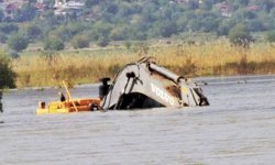 Elazığ'da baraj sularının yükselmesiyle iş makinesi su altında kaldı